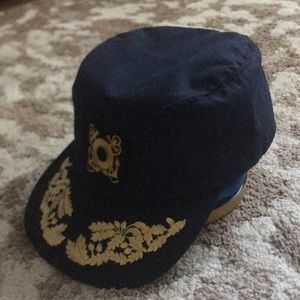 Cap/hat navy and gold color